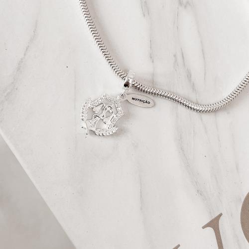 Berloque pingente placa Nutrição com símbolo cravejado 15mm