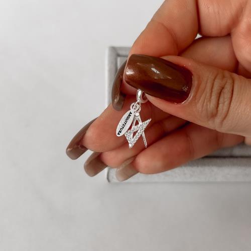 Berloque pingente placa Arquitetura com símbolo cravejado 12mm