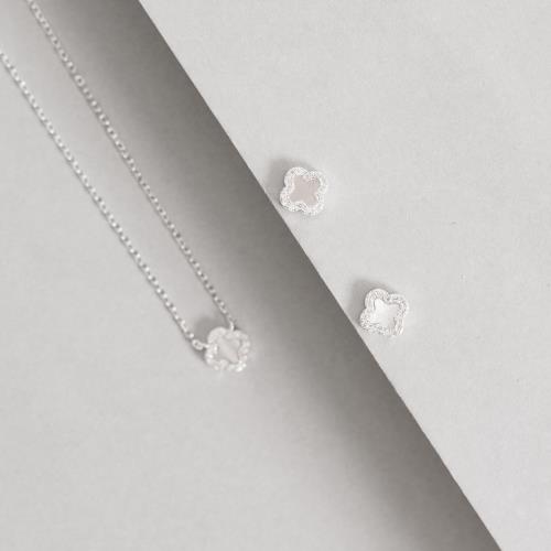 Conjunto brinco e colar trevo madrepérola com cravejado 7mm 40cm com extensor