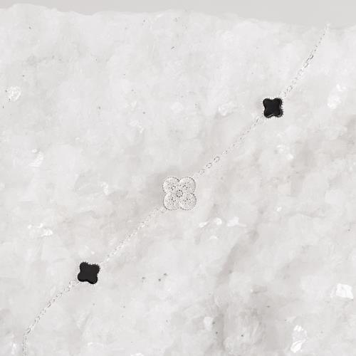 Pulseira entremeio trevos ônix 7mm e cravejado 10mm