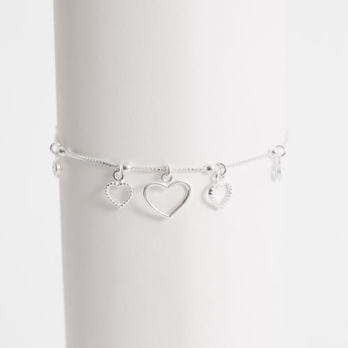 Pulseira entremeio bolas com pingentes corações vazados e zircônias