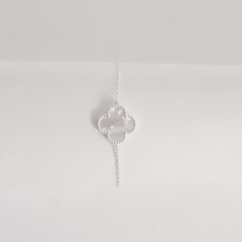 Pulseira entremeio trevo madrepérola com bolinhas 14mm