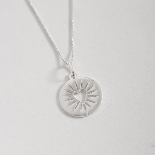 Colar pingente medalha coração com detalhes 18mm 45cm