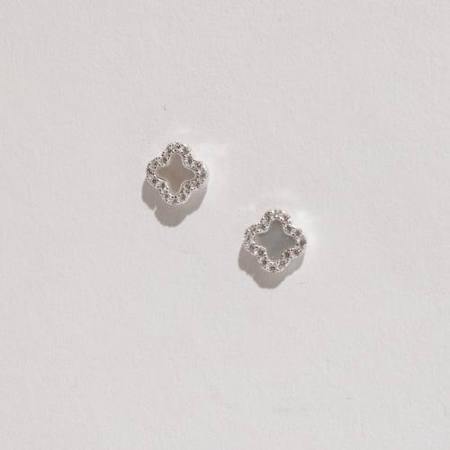 Brinco trevo madrepérola com cravejado 7mm