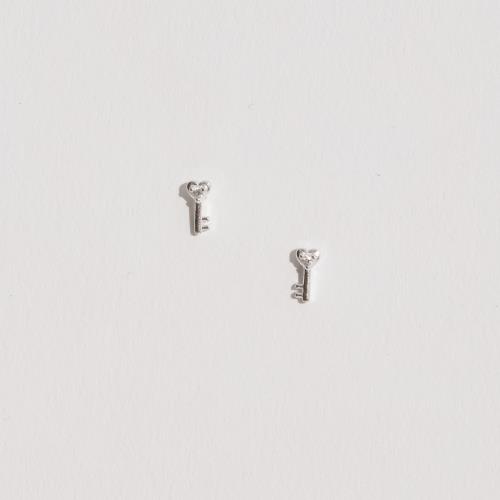 Brinco chave coração com zircônia 6mm