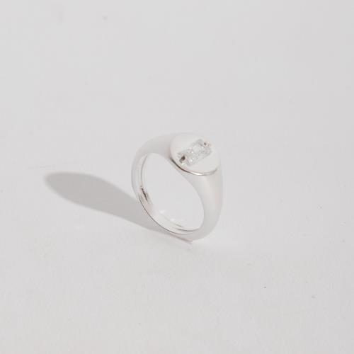 Anel oval com zircônia retangular dedinho