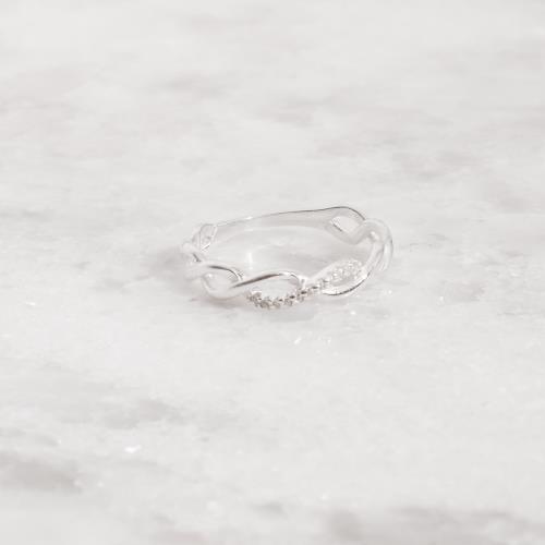 Anel trançado com detalhe cravejado