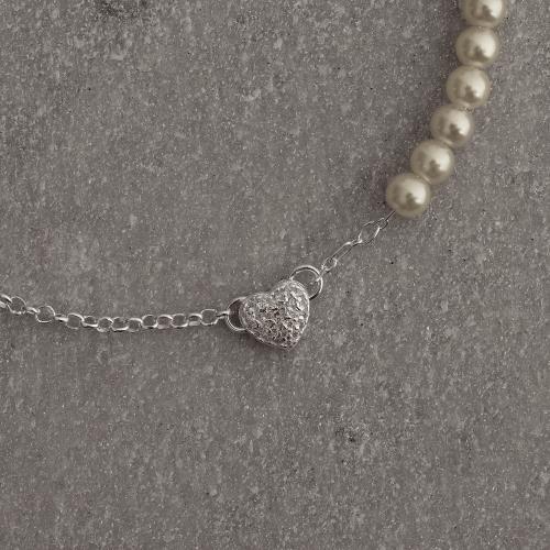Pulseira entremeio coração cravejado 8mm corrente elo português e pérolas 17cm com alongadora