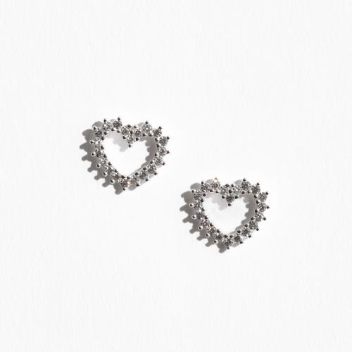 Brinco coração vazado com cravejado 13mm