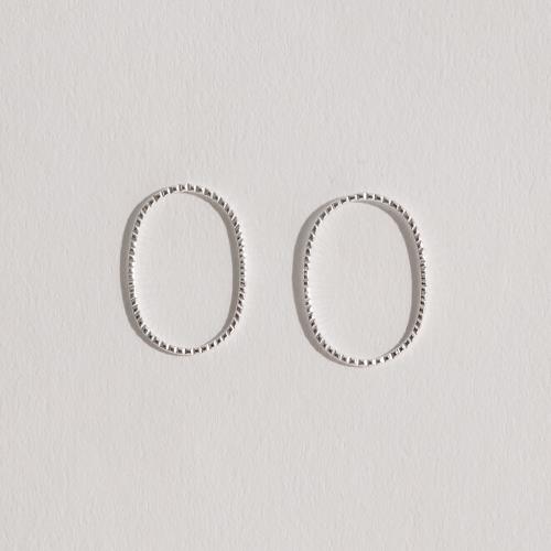 Brinco oval vazado riscado 26mm