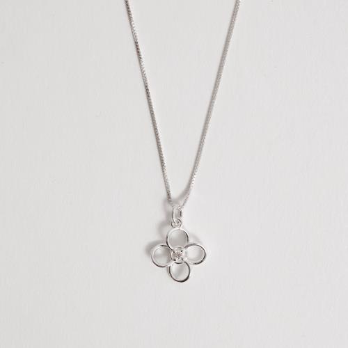 Colar pingente trevo vazado detalhe zircônia 13mm 45cm
