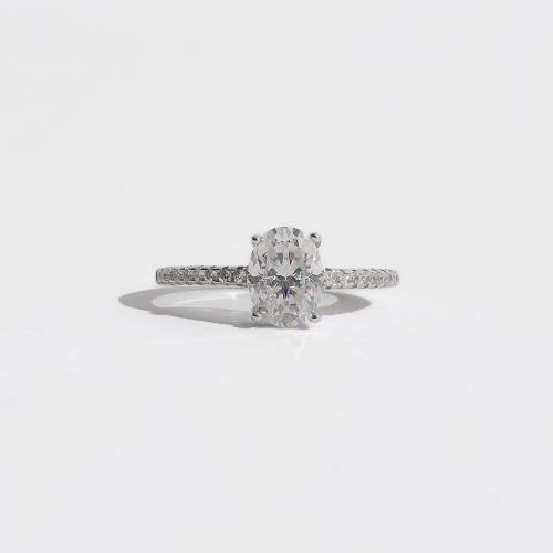 Anel moissanite oval 8x6mm com cravejado ródio