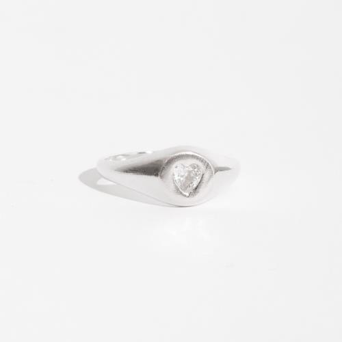 Anel oval com zircônia coração