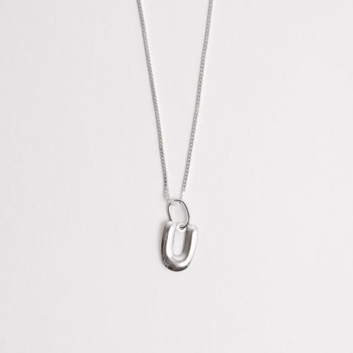 Colar pingente letra U 15mm 45cm
