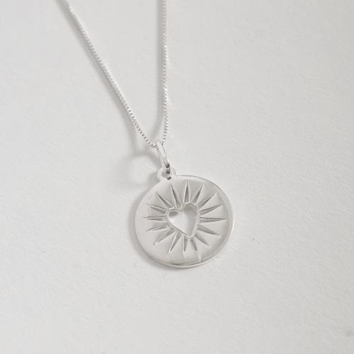 Colar pingente medalha coração com detalhes 18mm 45cm