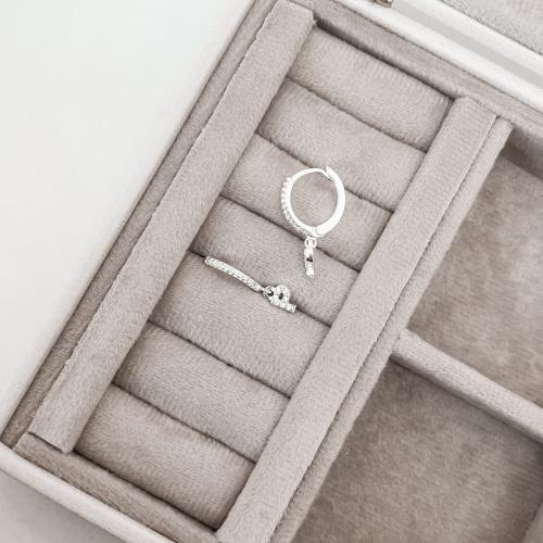 Argola click cravejada 14mm pingente letra P