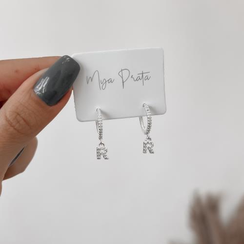 Argola click cravejada 14mm pingente letra R