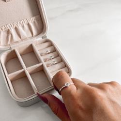 Anel zircônia coração embutida