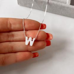 Colar madrepérola letra W 45cm