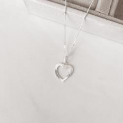Colar pingente coração vazado riscado lado esquerdo 14mm 45cm