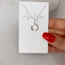 Colar pingente círculo vazado riscado 13mm 45cm