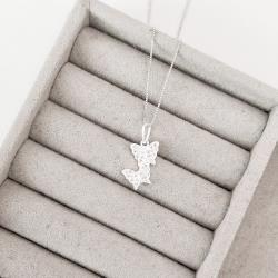 Colar pingente borboletas cravejadas 15mm 45cm