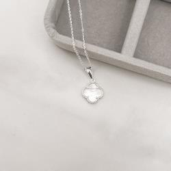 Colar pingente trevo madrepérola com bolinhas 12mm corrente cadeadinho 45cm