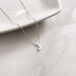 Colar madrepérola letra J 45cm