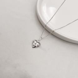 Colar pingente coração com detalhes vazados 45cm