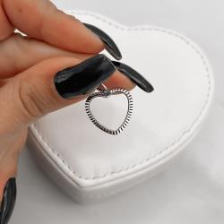 Pingente coração vazado riscado envelhecido 18mm