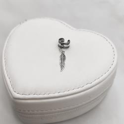 Piercing fake pingente pena envelhecido