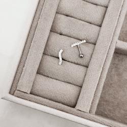 Piercing haste curva cravejada 10mm orelha direita