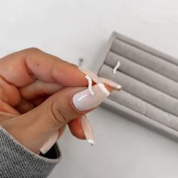 Piercing haste curva cravejada 10mm orelha esquerda