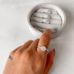 Anel meia aliança com botão cravejado