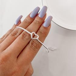 Pulseira entremeio fio rígido com coração vazado