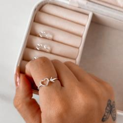 Anel aberto coração vazado e seta