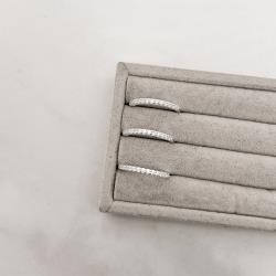 Anel meia aliança cravejada cristal