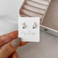 Brinco gota curvada 13mm