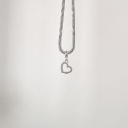 Berloque pingente coração de lado vazado cravejado 11mm