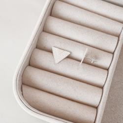 Brinco triângulo invertido trabalhado 13mm