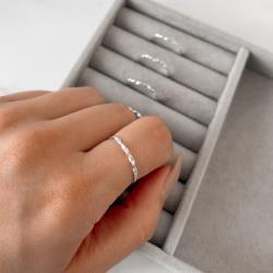 Anel detalhe torcido fino