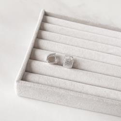 Argola click quadrado cravejado 11mm detalhe vazado