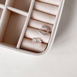 Argola click quadrada cravejada 10mm