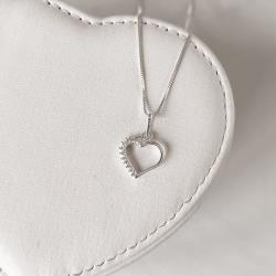 Colar pingente coração vazado metade cravejada 12mm 45cm