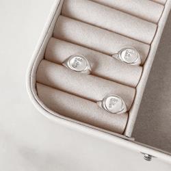 Anel letra F cravejada dedinho