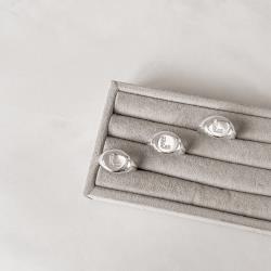 Anel letra L cravejada dedinho