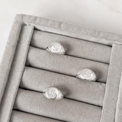 Anel letra S cravejada dedinho