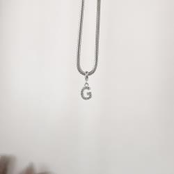 Berloque pingente letra G cravejada 10mm