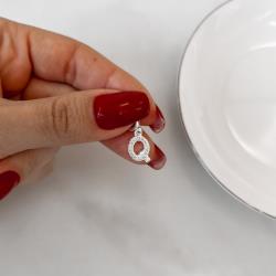 Berloque pingente letra Q cravejada 10mm