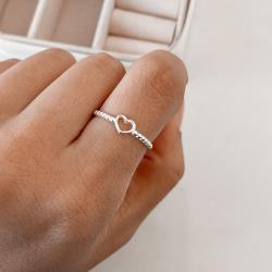 Anel coração vazado detalhe bolinhas